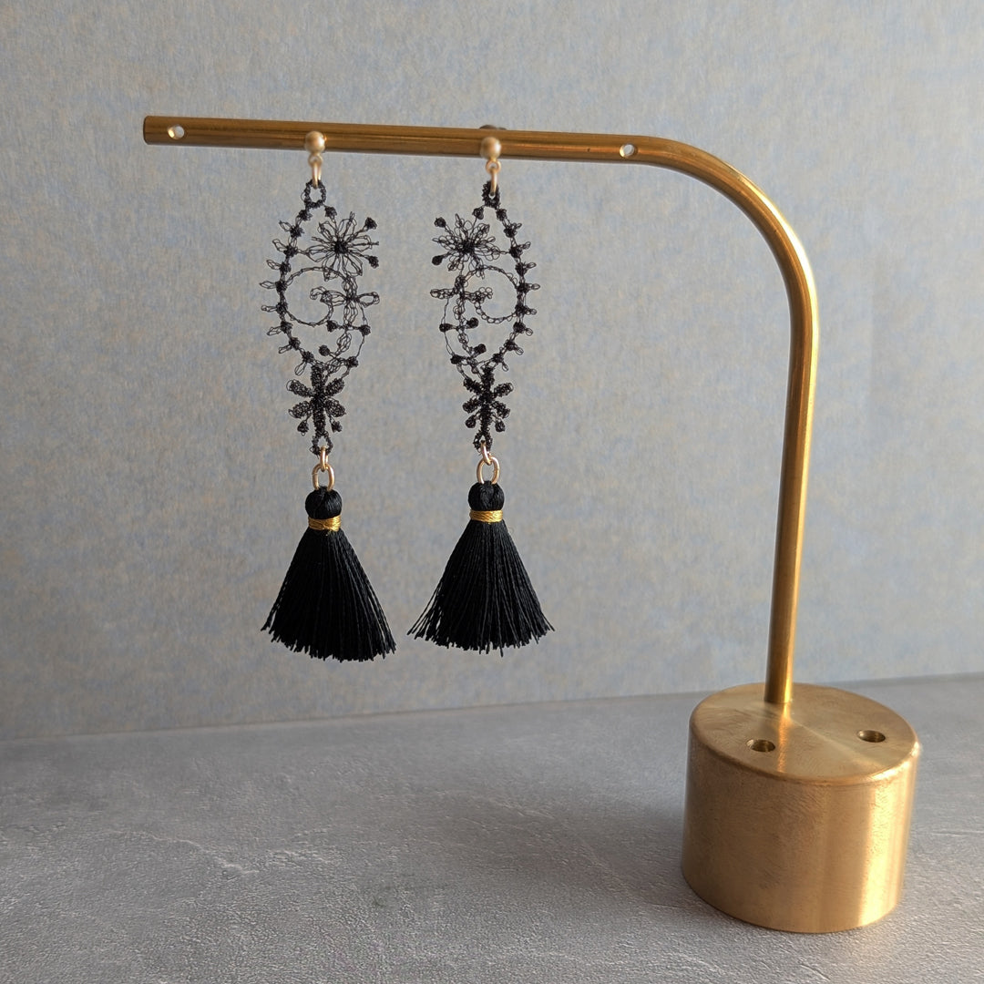 Lumikukka Halu Pieni ブラック(両耳ピアス)