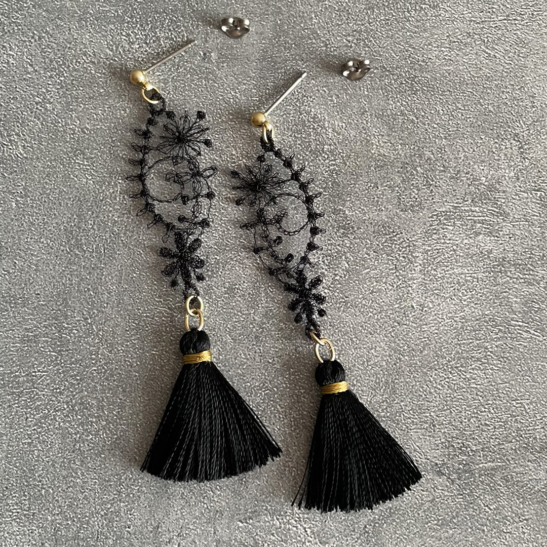 Lumikukka Halu Pieni ブラック(両耳ピアス)