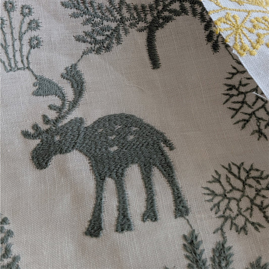 森の中に佇む、ヘラジカの刺繍