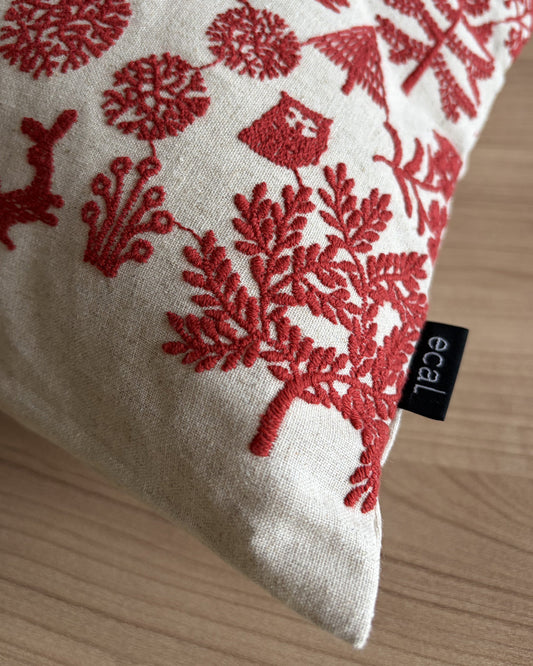刺繍生地が生み出す、美しい表情
