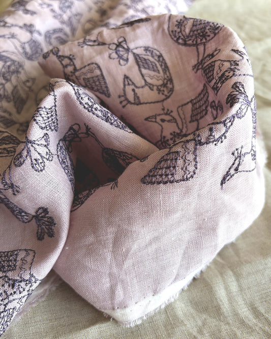 思わず触れたくなる、リネン100％の刺繍ファブリック