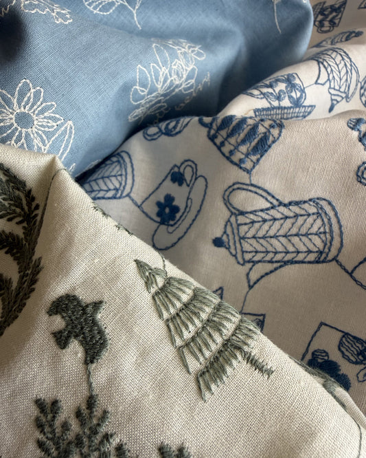 静かに涼しさを感じる色合いの刺繍生地を集めてみました。