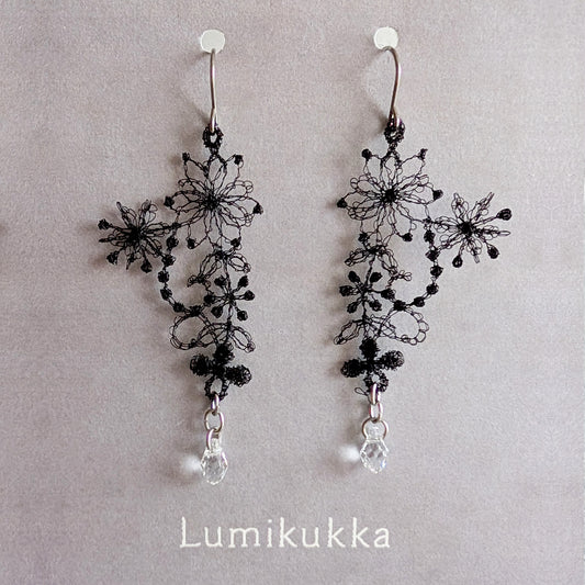 Lumikukka Halu Pieni ブラック　クリスタル（両耳ピアス）