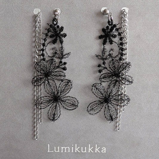 Lumikukka Halu Pieni ブラック　チェーン（両耳ピアス）