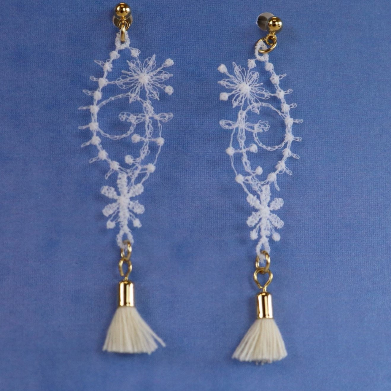 Lumikukka Halu Pieni Tassel (Both Ear Piercings)